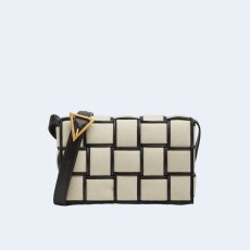 보테가 베네타 블랙 패디드 카세트백